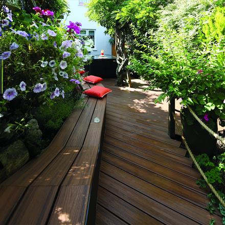 Lifestyle image of trex Transcend Tiki Torch.