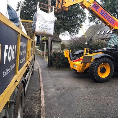 Image of forklift lifting FORT Builders' Merchant tonne bag of aggregates